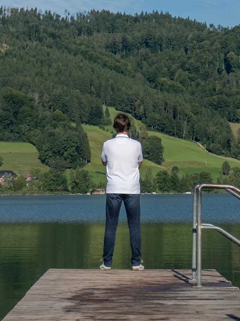 Unternehmensberater Michael Gruböck, Businesscoach auf einem Steg eines Salzburger Sees