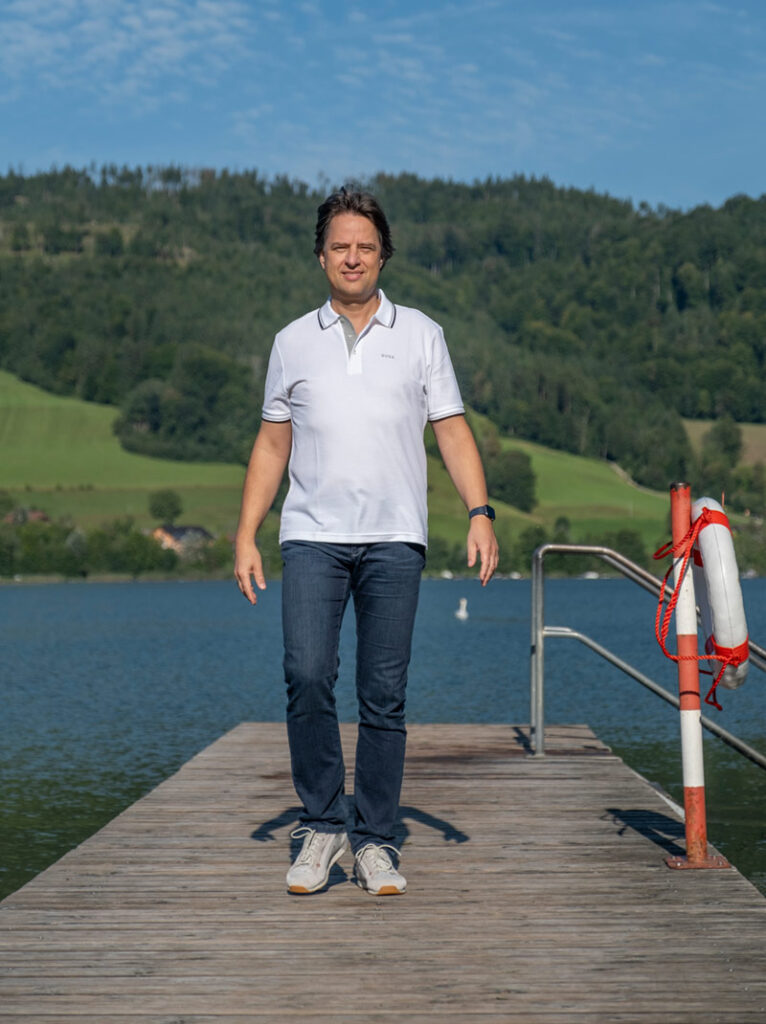 Michael Gruböck, Business-Coach und Unternehmensberater auf einem Steg eines Salzburger Sees