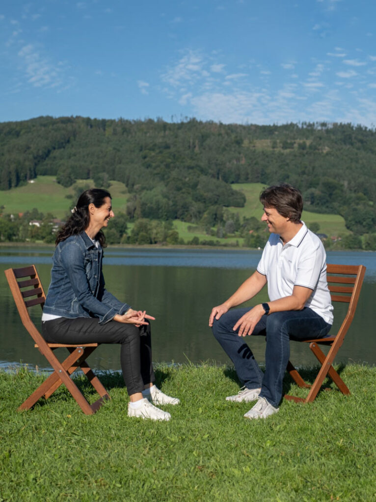 Michael Gruböck, Business Coach in einem Beratungsgespräch mit einer Klientin für Business Coaching - im Hintergrund ein Salzburger See